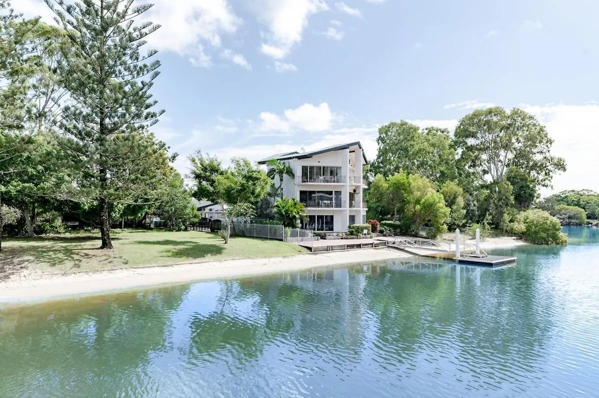 Villa Kananda, Beside Hastings St & Main Beach Noosa Heads Apartment